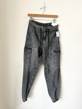 Load image into Gallery viewer, American Eagle Pants Size 5/6 (28)
