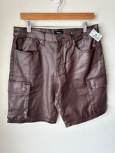 Load image into Gallery viewer, Forever 21 Shorts Size 31
