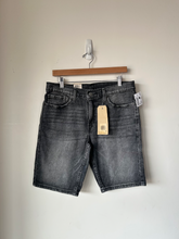 Load image into Gallery viewer, Levi Shorts Size 32
