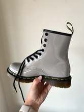 Load image into Gallery viewer, Dr Martens Boots Womens 6
