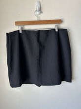 Load image into Gallery viewer, Abercrombie &amp; Fitch Short Skirt Size Extra Large
