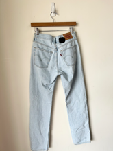 Load image into Gallery viewer, Levi Denim Size 2 (26)

