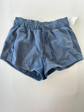 Load image into Gallery viewer, Lululemon Athletic Shorts Size 5/6

