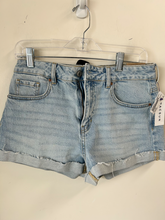 Load image into Gallery viewer, Pac Sun Shorts Size 3/4
