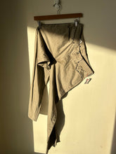 Load image into Gallery viewer, Levi Pants Size 33
