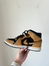 Load image into Gallery viewer, Nike Casual Shoes Womens 7
