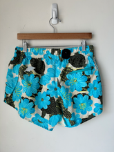 Load image into Gallery viewer, North Face Athletic Shorts Size Medium
