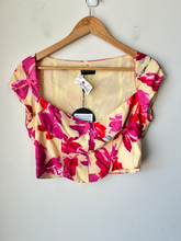 Load image into Gallery viewer, White Fox Short Sleeve Top Size Medium
