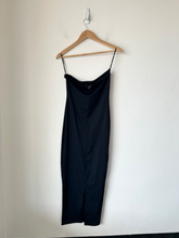 Load image into Gallery viewer, Forever 21 Maxi Dress Size Medium
