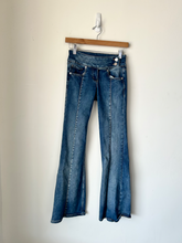 Load image into Gallery viewer, Garage Denim Size 0 (24)
