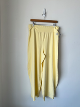 Load image into Gallery viewer, Free People Movement Athletic Pants Size Large
