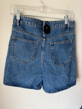 Load image into Gallery viewer, Denim &amp; Co Shorts Size 4
