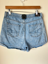 Load image into Gallery viewer, American Eagle Shorts Size 9/10
