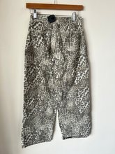 Load image into Gallery viewer, Pants Size Small
