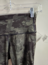 Load image into Gallery viewer, Lulu Lemon Athletic Pants Size Medium
