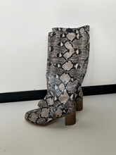 Load image into Gallery viewer, Boots Womens 9
