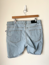 Load image into Gallery viewer, Boohoo Shorts Size 40
