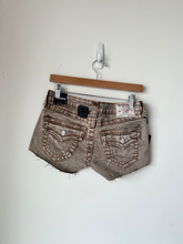 Load image into Gallery viewer, True Religion Shorts Size 3/4
