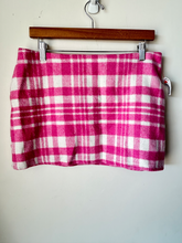 Load image into Gallery viewer, Fashion Nova Short Skirt Size Medium
