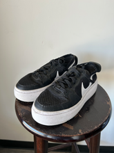 Load image into Gallery viewer, Nike Womens Athletic Shoes Womens 8
