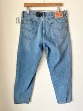 Load image into Gallery viewer, Levi Denim Size 33
