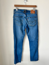 Load image into Gallery viewer, Levi Denim Size 32
