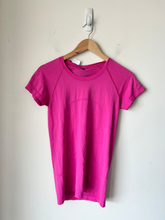Load image into Gallery viewer, Lululemon Athletic Top Size Medium
