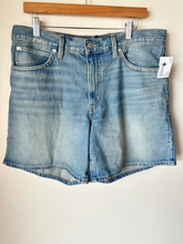 Load image into Gallery viewer, Levi Shorts Size 31
