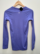 Load image into Gallery viewer, Lulu Lemon Athletic Top Size Small
