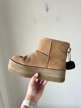 Load image into Gallery viewer, Uggs Boots Womens 8
