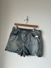 Load image into Gallery viewer, Fashion Nova Shorts Size 15/16
