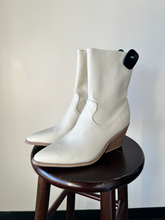 Load image into Gallery viewer, Universal Thread Boots Womens 11
