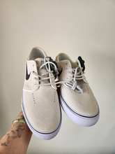 Load image into Gallery viewer, Nike Casual Shoes Womens 8.5
