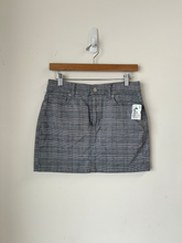 Load image into Gallery viewer, American Eagle Short Skirt Size 5/6

