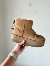 Load image into Gallery viewer, Uggs Boots Womens 8
