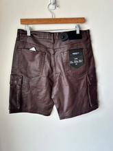 Load image into Gallery viewer, Forever 21 Shorts Size 31
