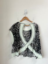 Load image into Gallery viewer, Free People Movement Athletic Top Size Large
