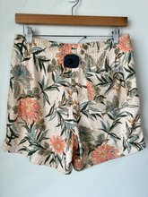 Load image into Gallery viewer, American Eagle Shorts Size Small
