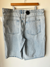 Load image into Gallery viewer, Fashion Nova Shorts Size 40
