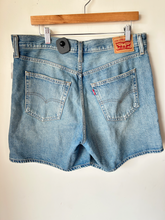 Load image into Gallery viewer, Levi Shorts Size 31
