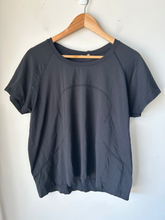 Load image into Gallery viewer, Lulu Lemon Athletic Top Size Extra Large
