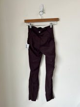 Load image into Gallery viewer, Lulu Lemon Athletic Pants Size 2 (26)
