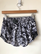 Load image into Gallery viewer, Lulu Lemon Athletic Shorts Size 3/4
