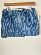 Load image into Gallery viewer, White Fox Short Skirt Size Small
