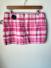 Load image into Gallery viewer, Fashion Nova Short Skirt Size Medium
