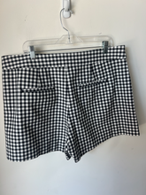 Load image into Gallery viewer, Gap Shorts Size 18/20
