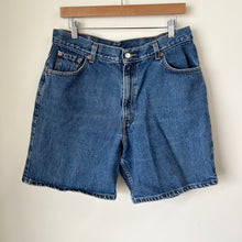 Load image into Gallery viewer, Levi Shorts Size 13/14
