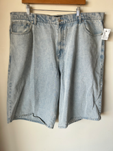 Load image into Gallery viewer, Fashion Nova Shorts Size 40
