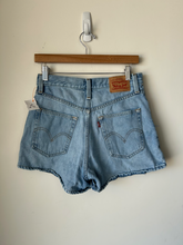 Load image into Gallery viewer, Levi Shorts Size 5/6
