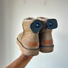 Load image into Gallery viewer, Uggs Boots Womens 7
